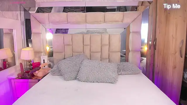 Snapshot of MaddyGray_ chatting on November 8, 6:22 pm MaddyGray online show from November 8, 6:22 pm