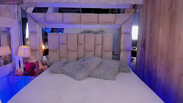 Snapshot of MaddyGray_ chatting on November 11, 7:08 pm MaddyGray online show from November 11, 7:08 pm