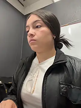 Alyha Cortes online show from February 18, 1:29 pm