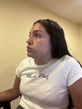 Alyha Cortes online show from April 15, 1:59 pm