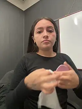 Alyha Cortes online show from February 13, 2:17 pm