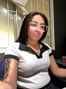 Alyha Cortes online show from January 5, 5:27 pm