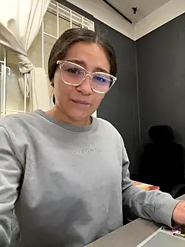 Alyha Cortes online show from January 17, 1:04 pm