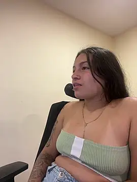 Alyha Cortes online show from April 2, 1:51 pm