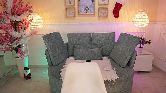 Snapshot of LoonaNyx chatting on December 17, 11:37 am LoonaNyx online show from December 17, 11:37 am