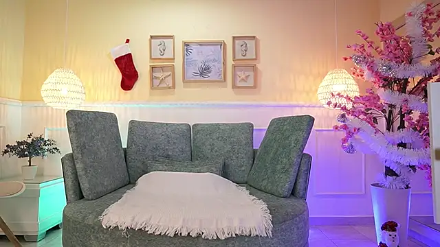 Snapshot of LoonaNyx chatting on December 3, 11:31 am LoonaNyx online show from December 3, 11:31 am