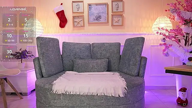 Snapshot of LoonaNyx chatting on December 4, 11:31 am LoonaNyx online show from December 4, 11:31 am