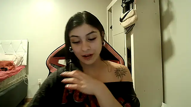 Snapshot of Becca_B chatting on October 29, 6:40 pm Becca B online show from October 29, 6:40 pm