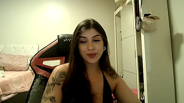 Snapshot of Becca_B chatting on December 17, 4:06 am Becca B online show from December 17, 4:06 am