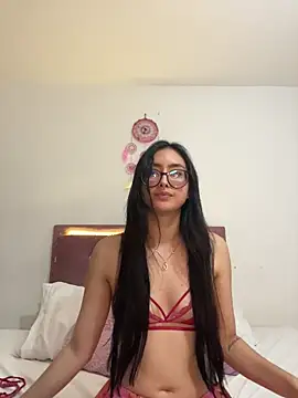 Just Isaa online show from December 4, 4:06 pm