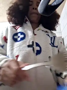 madelene online show from April 1, 1:51 am