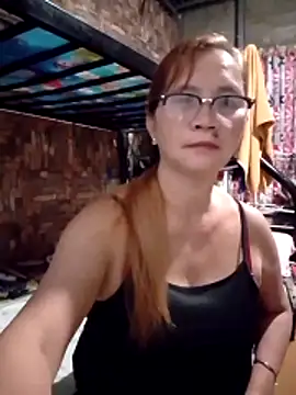 Snapshot of SexyHottMom chatting on June 4, 9:41 pm SexyHottMom online show from June 4, 9:41 pm
