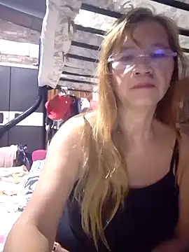 Snapshot of SexyHottMom chatting on September 20, 10:48 pm SexyHottMom online show from September 20, 10:48 pm