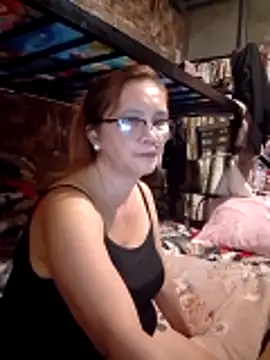 Snapshot of SexyHottMom chatting on June 12, 9:18 am SexyHottMom online show from June 12, 9:18 am