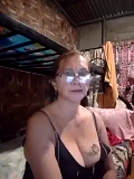Snapshot of SexyHottMom chatting on June 2, 1:11 pm SexyHottMom online show from June 2, 1:11 pm