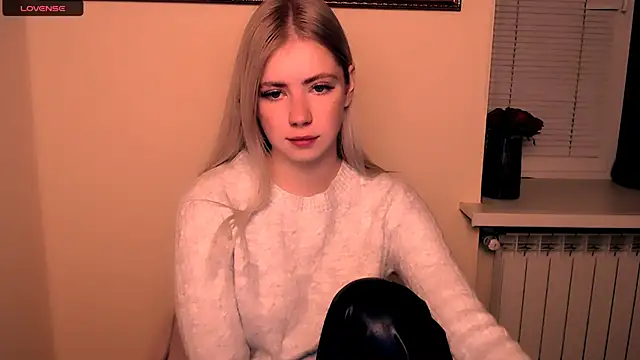 Snapshot of AliceHotty_ chatting on October 19, 10:07 am AliceHotty online show from October 19, 10:07 am