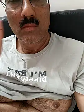 Snapshot of moonflower25 chatting on February 6, 4:41 am moonflower25 online show from February 6, 4:41 am