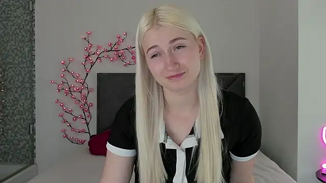 HollyTailors online show from March 22, 1:34 pm