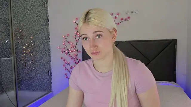 HollyTailors online show from March 15, 1:07 pm