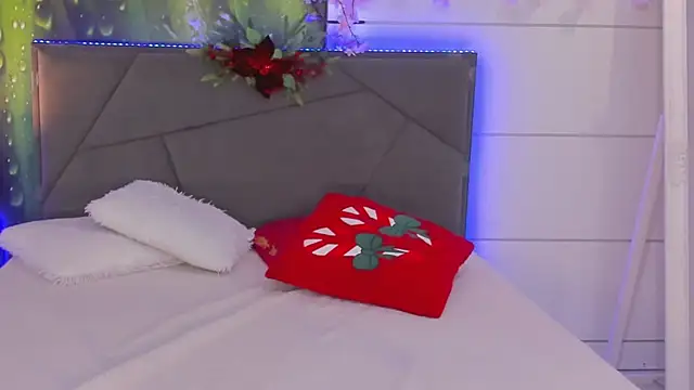 HollyTailors online show from January 15, 6:50 am