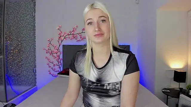 HollyTailors online show from December 15, 1:28 pm