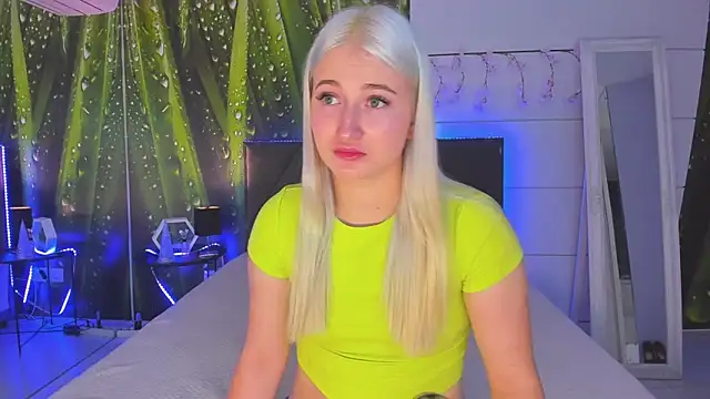 HollyTailors online show from November 12, 1:04 pm