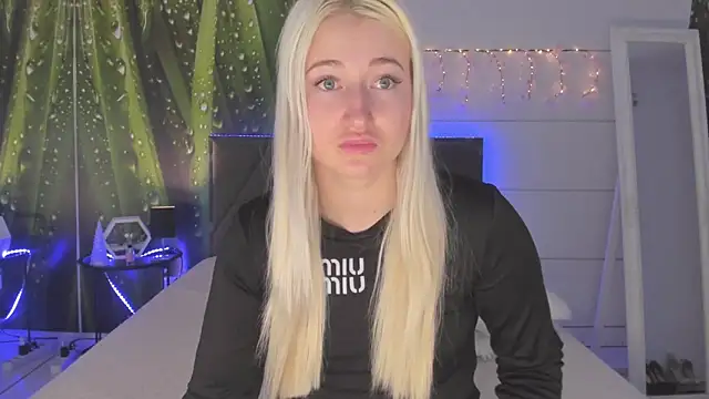 HollyTailors online show from March 29, 5:31 am