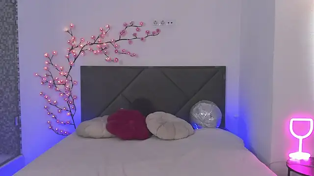 HollyTailors online show from April 14, 12:21 pm