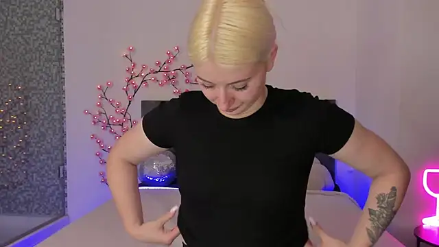 HollyTailors online show from April 11, 12:42 pm