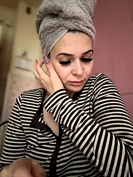 iSelena online show from November 10, 6:07 am