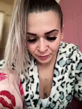 iSelena online show from November 3, 5:45 am