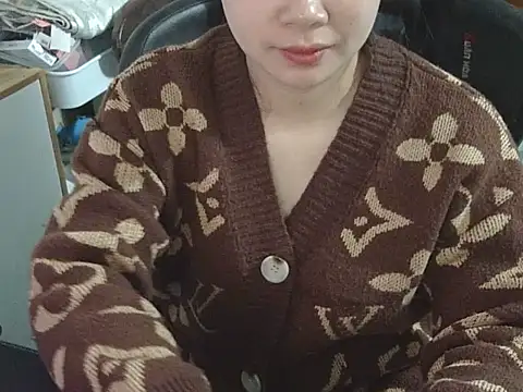 Snapshot of suri- chatting on November 20, 2:12 am suri- online show from November 20, 2:12 am