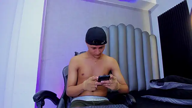 Snapshot of _Leohot_ chatting on January 14, 3:43 am Leohot online show from January 14, 3:43 am