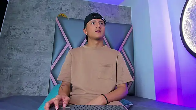 Snapshot of _Leohot_ chatting on February 18, 3:59 am Leohot online show from February 18, 3:59 am