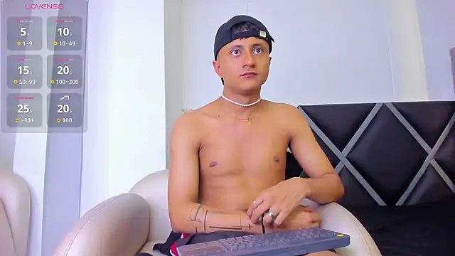 Snapshot of _Leohot_ chatting on February 28, 3:17 am Leohot online show from February 28, 3:17 am