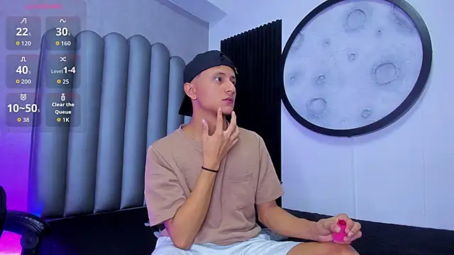 Snapshot of _Leohot_ chatting on January 10, 3:24 am Leohot online show from January 10, 3:24 am