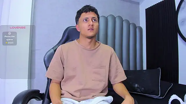 Snapshot of _Leohot_ chatting on January 17, 2:26 am Leohot online show from January 17, 2:26 am