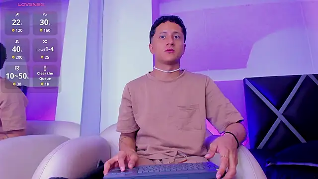 Snapshot of _Leohot_ chatting on February 26, 3:06 am Leohot online show from February 26, 3:06 am