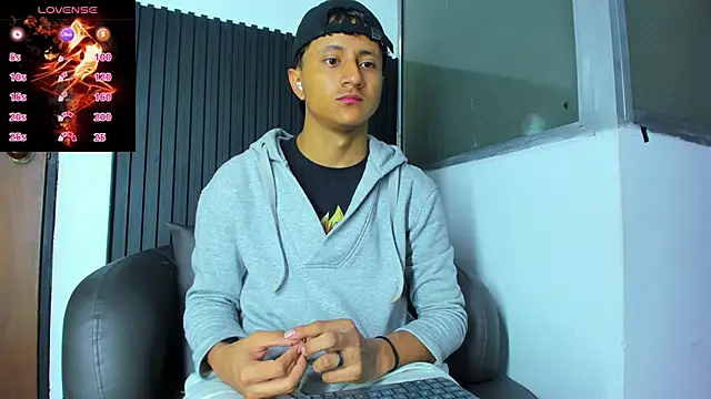 Snapshot of _Leohot_ chatting on February 21, 2:57 am Leohot online show from February 21, 2:57 am