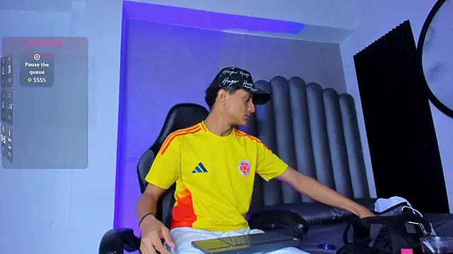 Snapshot of _Leohot_ chatting on December 20, 3:20 am Leohot online show from December 20, 3:20 am