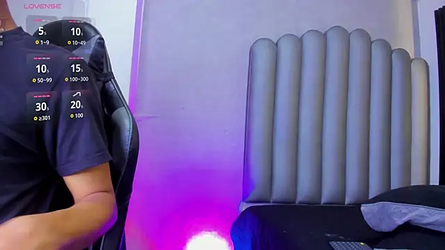 Snapshot of _Leohot_ chatting on January 13, 2:59 am Leohot online show from January 13, 2:59 am