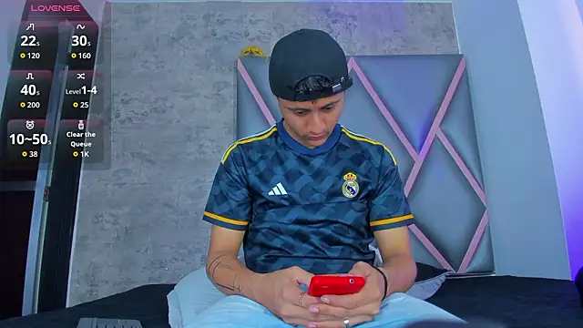 Snapshot of _Leohot_ chatting on February 20, 3:36 am Leohot online show from February 20, 3:36 am