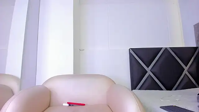 Snapshot of _Leohot_ chatting on February 27, 3:29 am Leohot online show from February 27, 3:29 am