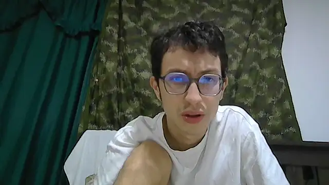 Snapshot of Kevintdx chatting on February 14, 11:05 pm Kevintdx online show from February 14, 11:05 pm