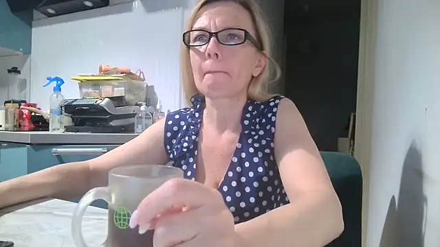 Snapshot of Sweetmurrr chatting on June 18, 12:31 am Sweetmurrr online show from June 18, 12:31 am