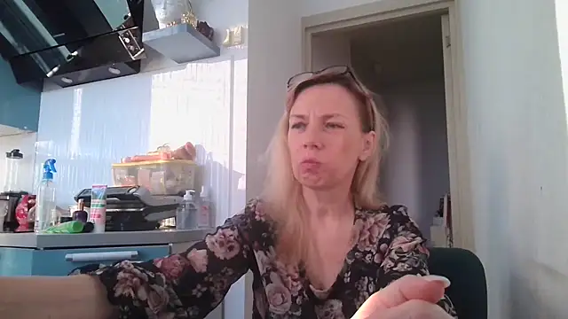 Snapshot of Sweetmurrr chatting on June 20, 2:16 am Sweetmurrr online show from June 20, 2:16 am