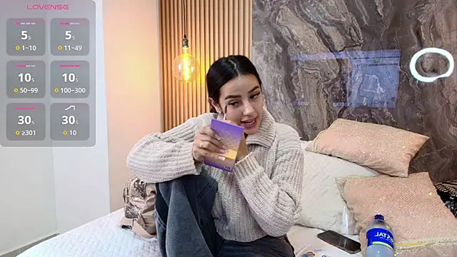 Snapshot of Alana-Jones chatting on October 30, 12:25 pm Alana-Jones online show from October 30, 12:25 pm