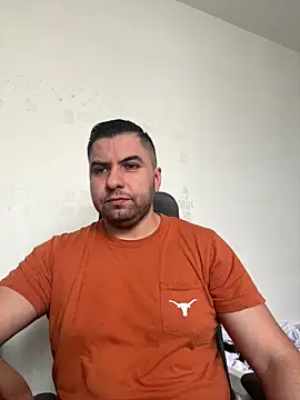 raulgzz4 online show from April 4, 7:20 pm
