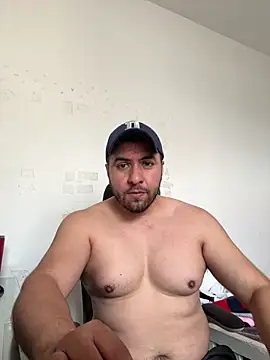raulgzz4 online show from April 2, 4:35 pm