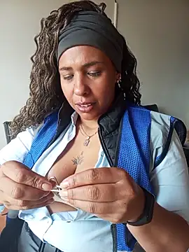 IVONNE COLLINS33 online show from April 15, 3:27 pm